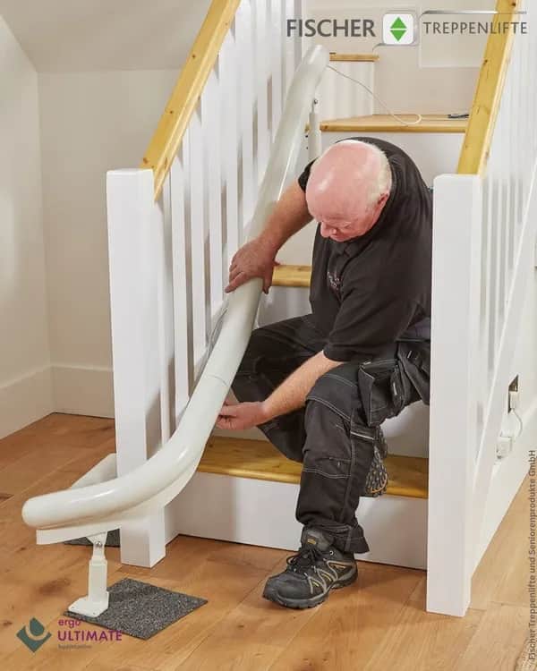 Treppenlift für Kurven: Maßgeschneiderte Lösungen für schmale & verwinkelte Treppen. Jetzt informieren und Angebot sichern!
