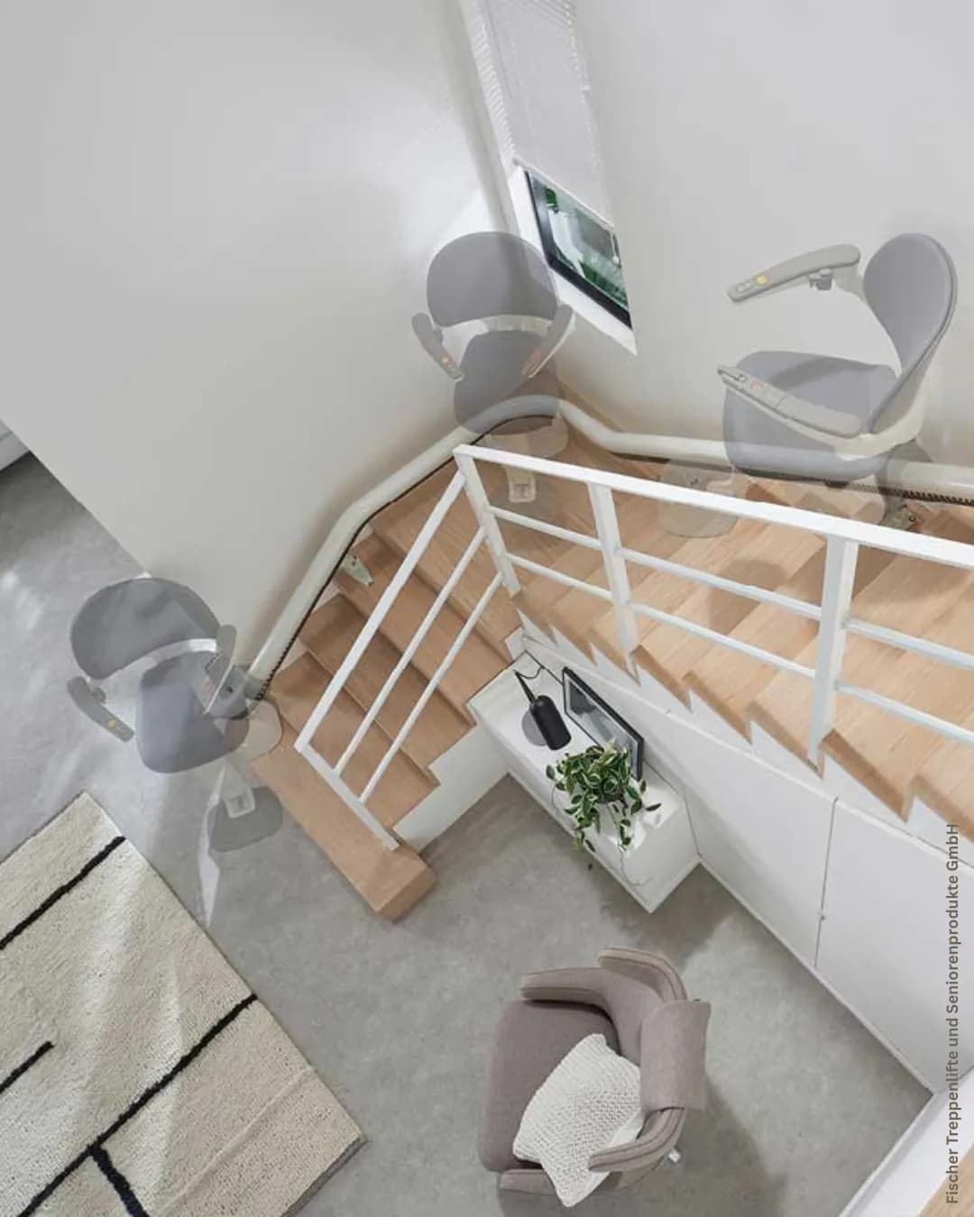 Treppenlift FlowX - für enge und kurvige Treppen - dreht sich während der Fahrt  2
