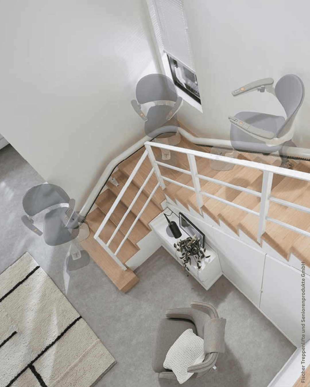 Treppenlift FlowX - für enge und kurvige Treppen - dreht sich während der Fahrt 