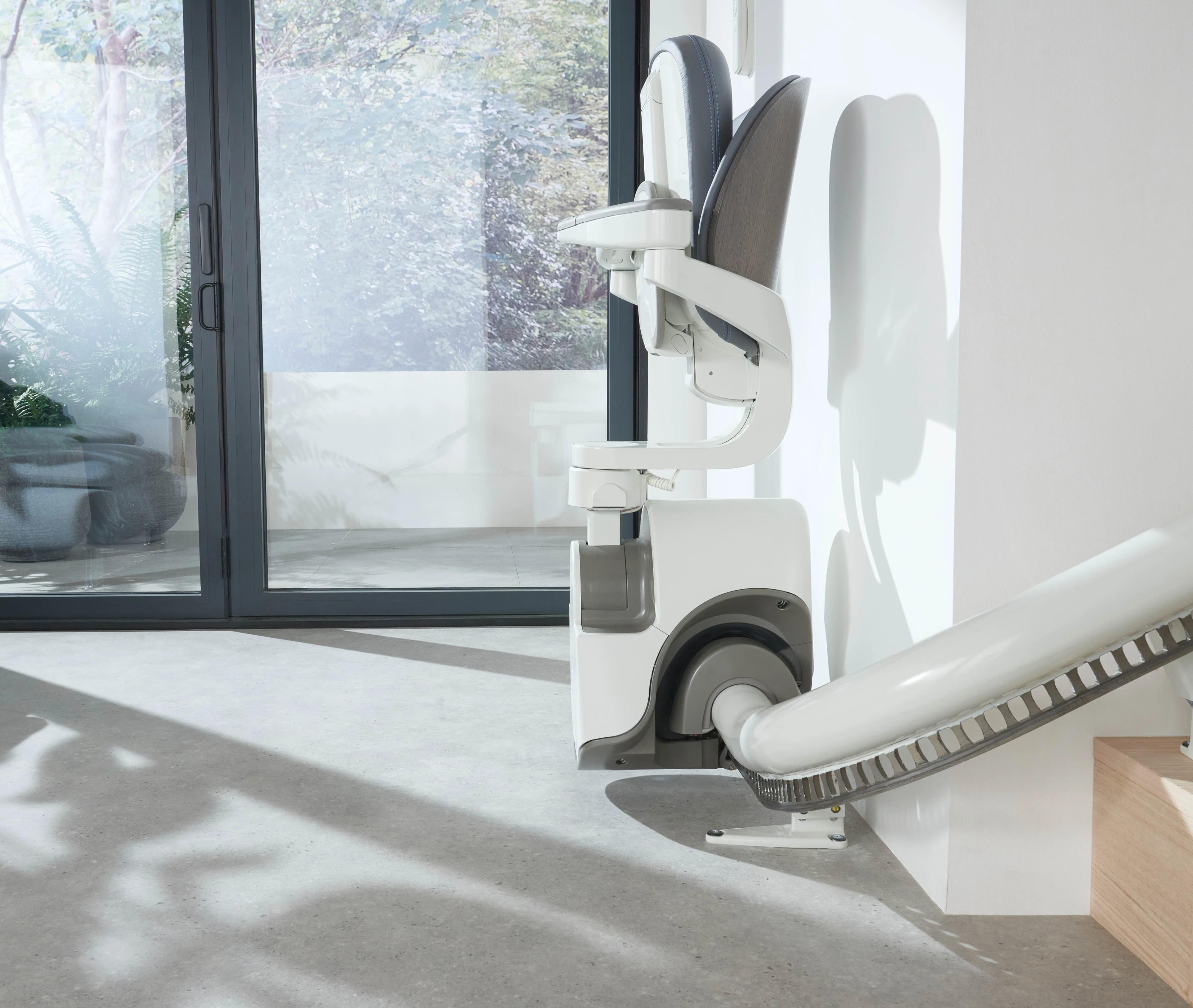 Treppenlift für sehr schmale Treppen – Flow X als Lösung für enge Kurven & steile Treppen 2