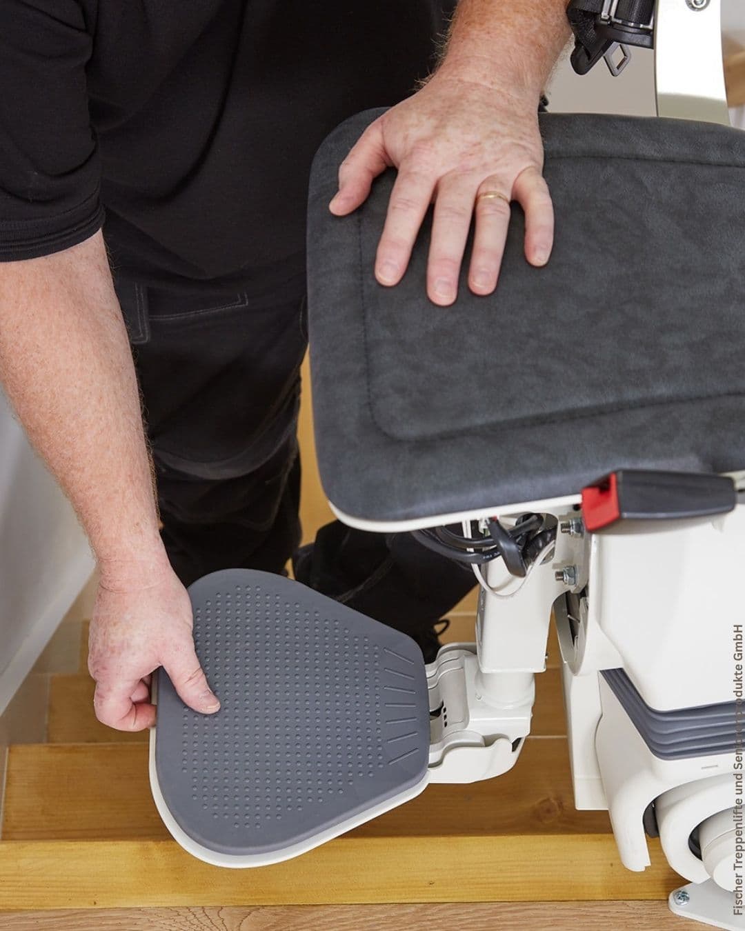 Treppenlift für Kurven: Maßgeschneiderte Lösungen für schmale & verwinkelte Treppen. Jetzt informieren und Angebot sichern!