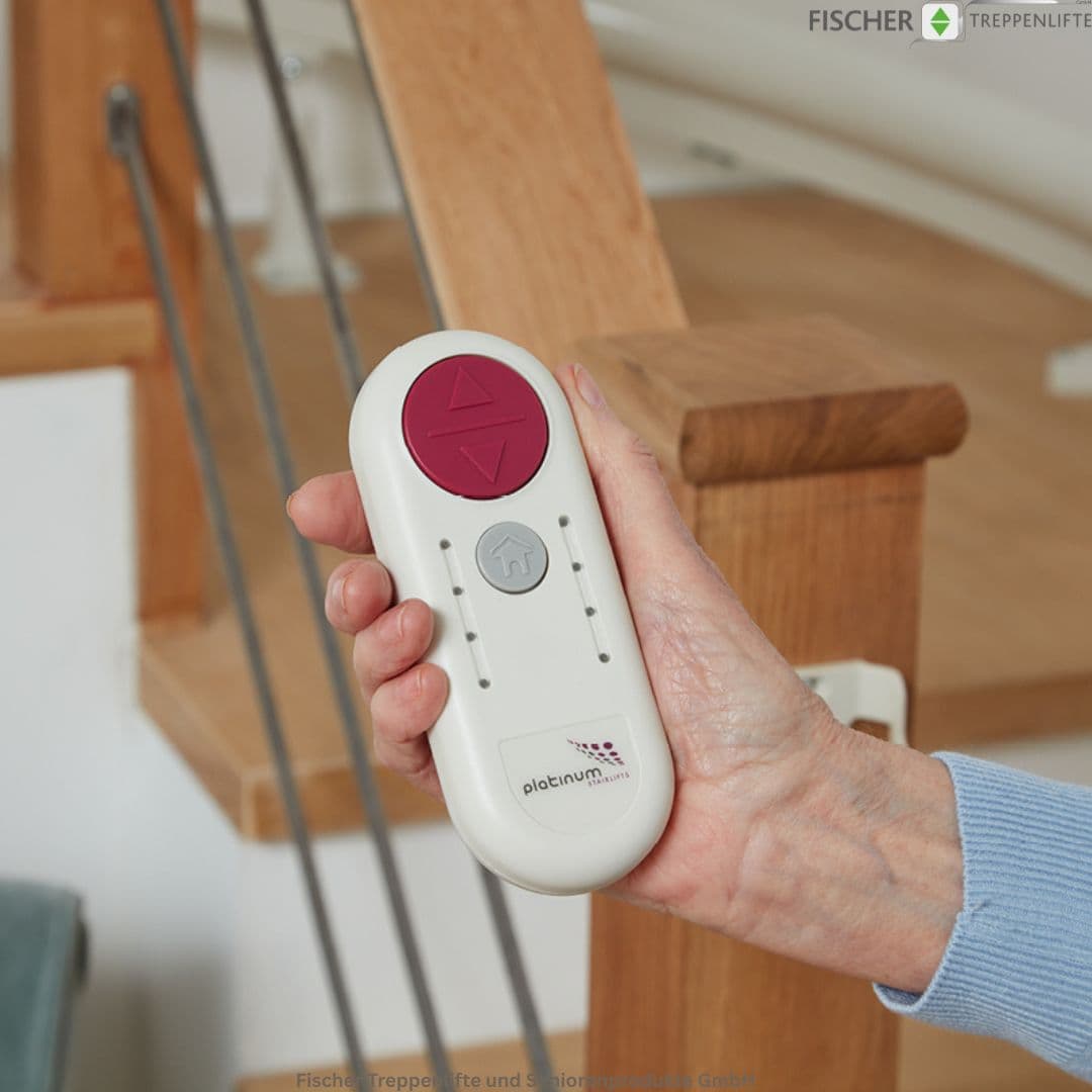 Platinum Ergo Ultimate Treppenlift – ideal für enge, kurvige und steile Treppen. Platzsparend dank Smart-Start ohne Klappschiene. Jetzt beraten lassen!