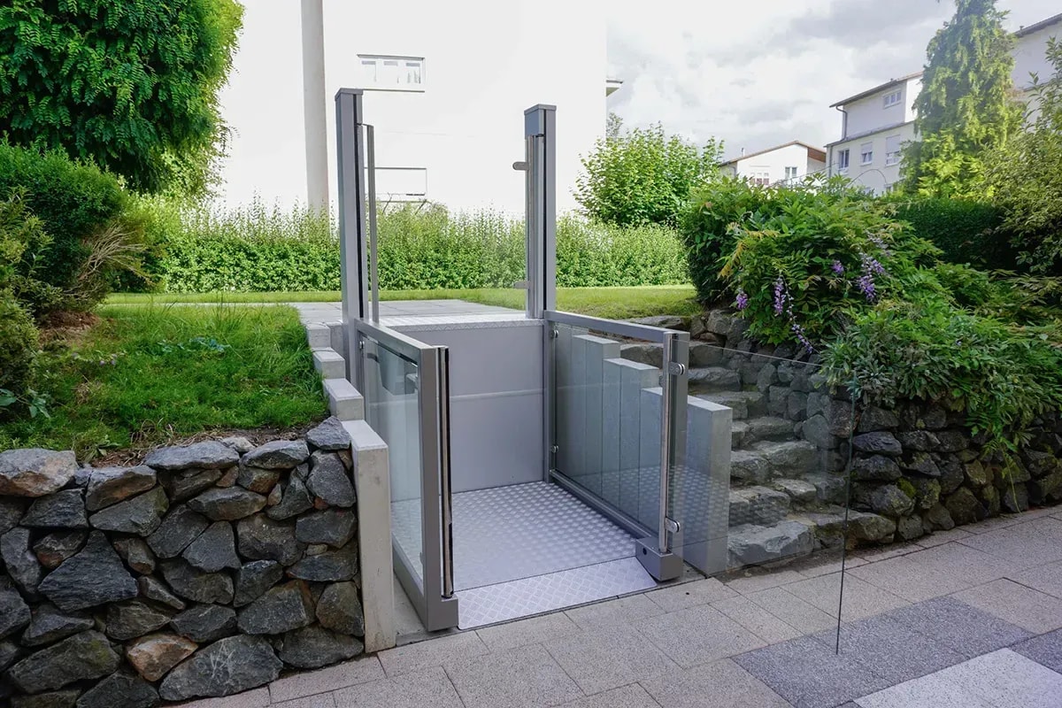 Mit Hebebühnen kleine Höhenunterschiede überwinden für Rollstuhlfahrer