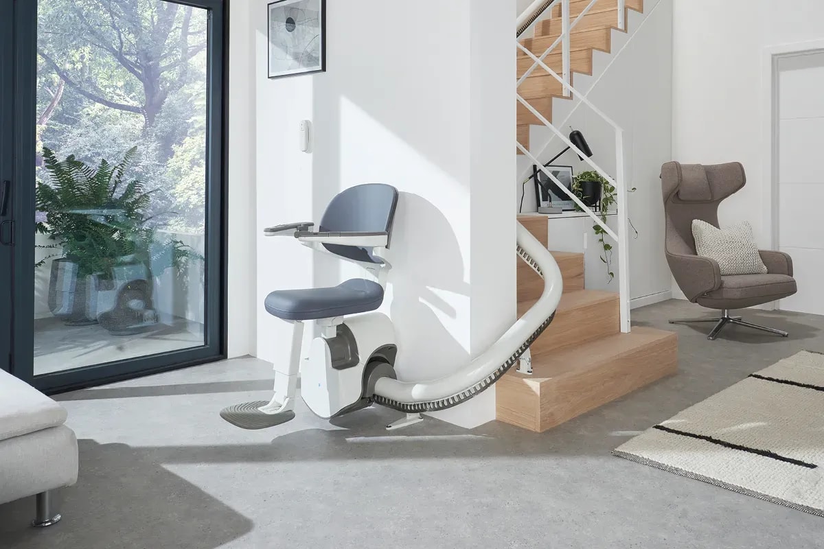 Treppenlift Maßanfertigung für kurvige Treppen in Lübeck