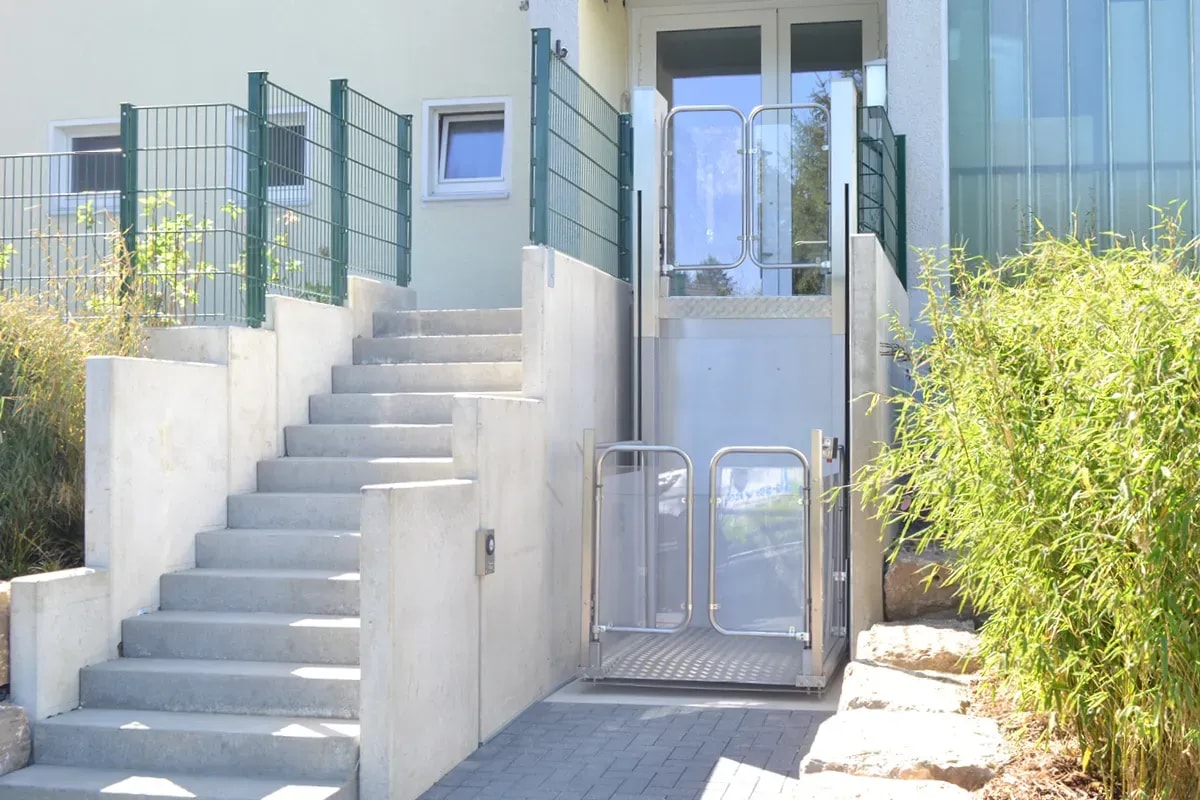 Hebebühne für Rollstuhl zuhause in Bremen installieren