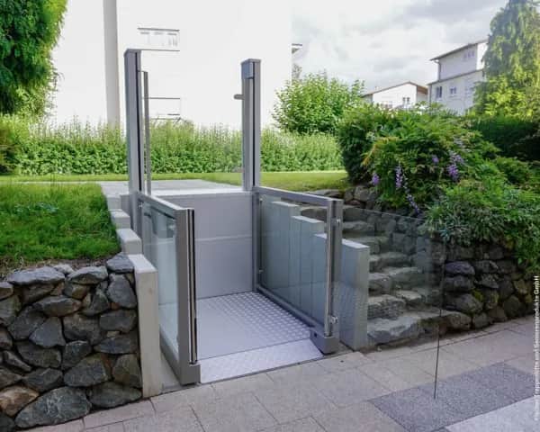 Kompakter Plattformlift ohne Schacht – Unaporte fährt 3 m hoch, ideal zur Nachrüstung