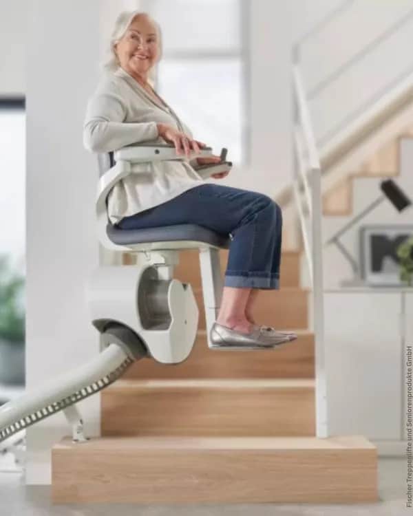 Treppenlift FlowX - für enge und kurvige Treppen - dreht sich während der Fahrt