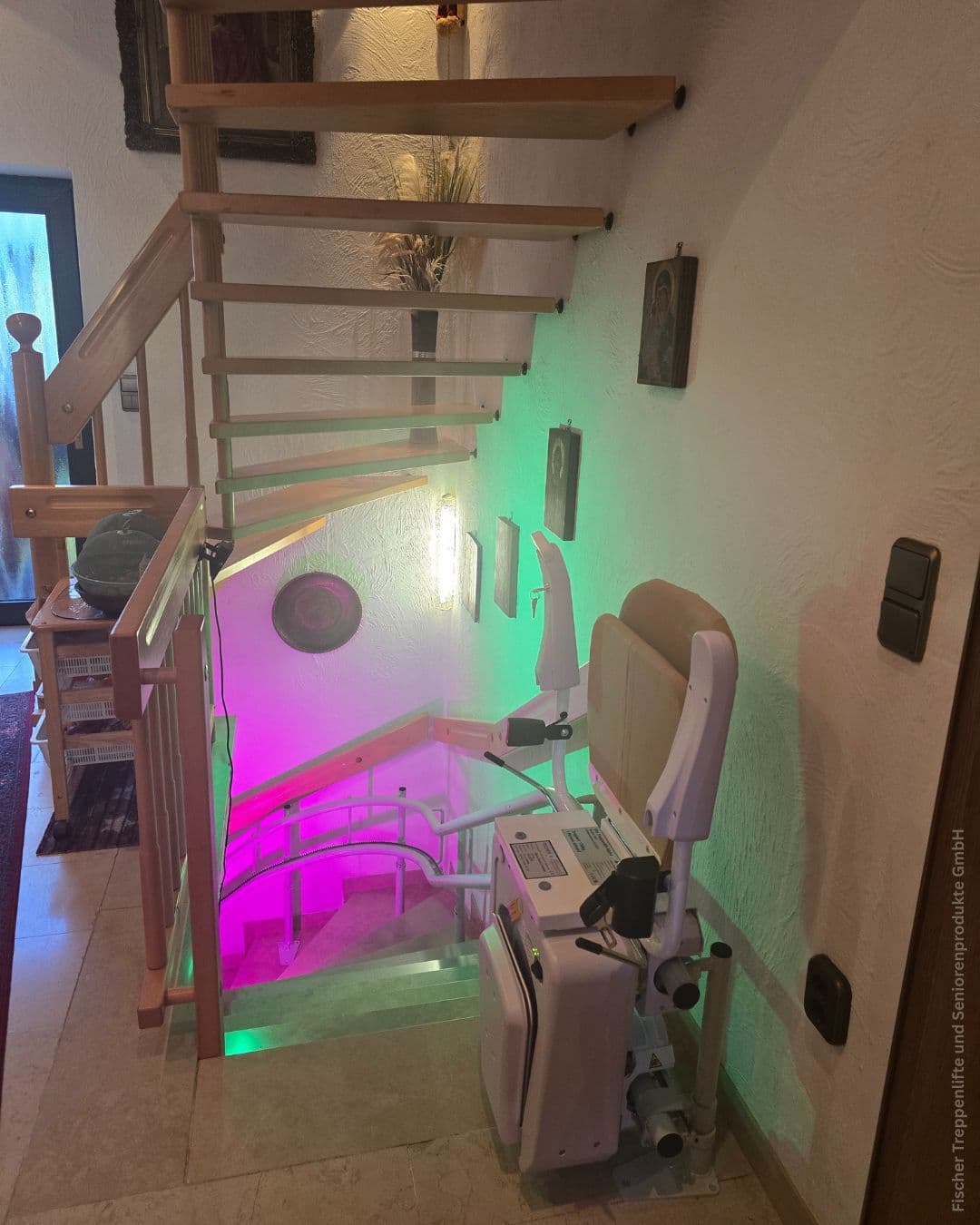 Treppenlift Düsseldorf: Alpha Classic sicher montiert. Komfort, Design & platzsparend für gerade & kurvige Treppen. Jetzt Beratung vereinbaren!