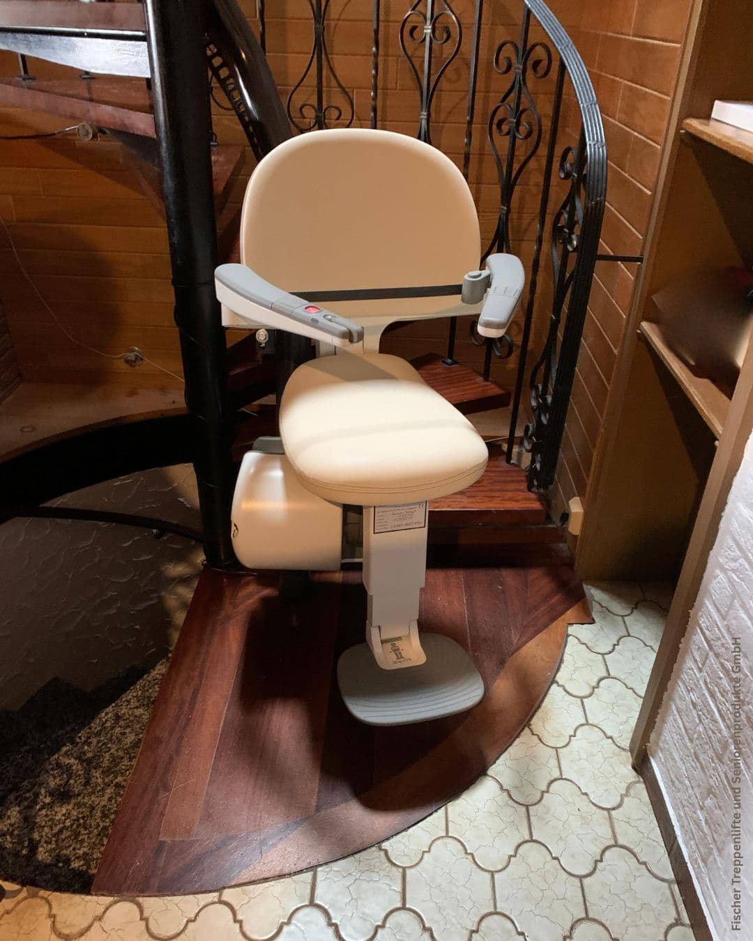 Treppenlift für sehr schmale Treppen – Flow X als Lösung für enge Kurven & steile Treppen