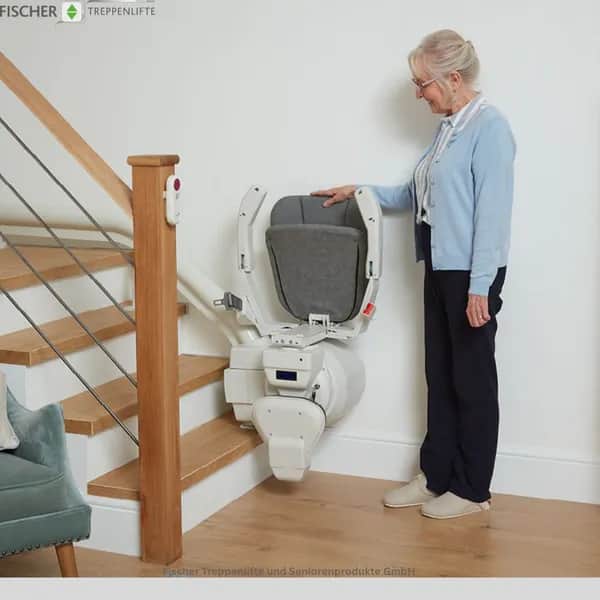 Platinum Ergo Ultimate Treppenlift – ideal für enge, kurvige und steile Treppen. Platzsparend dank Smart-Start ohne Klappschiene. Jetzt beraten lassen!